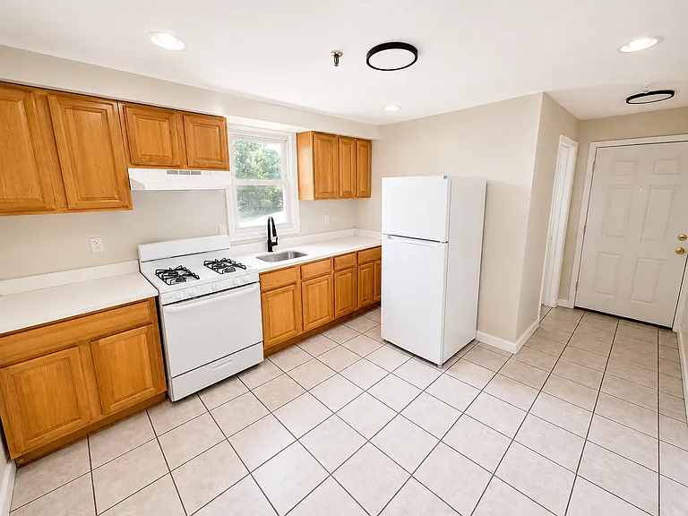 10-12 Nursery St #2L — Photo 2