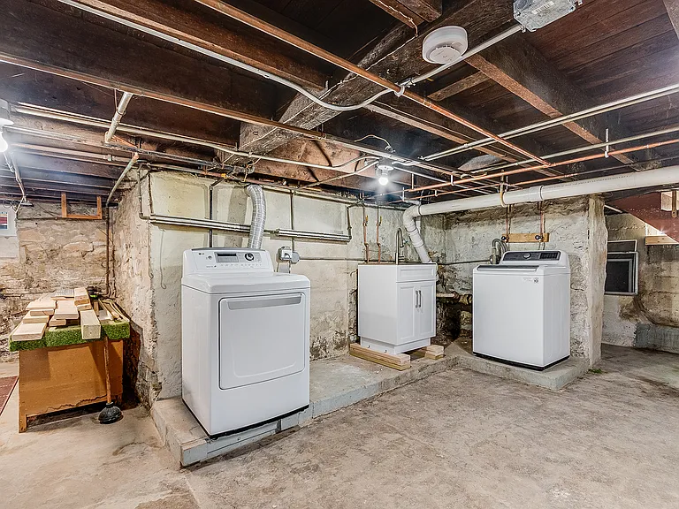 411 Wallace St — Photo 13