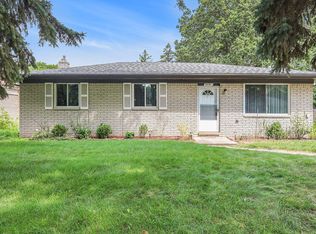 5491 Paris Dr, Sterling Heights, MI 48310