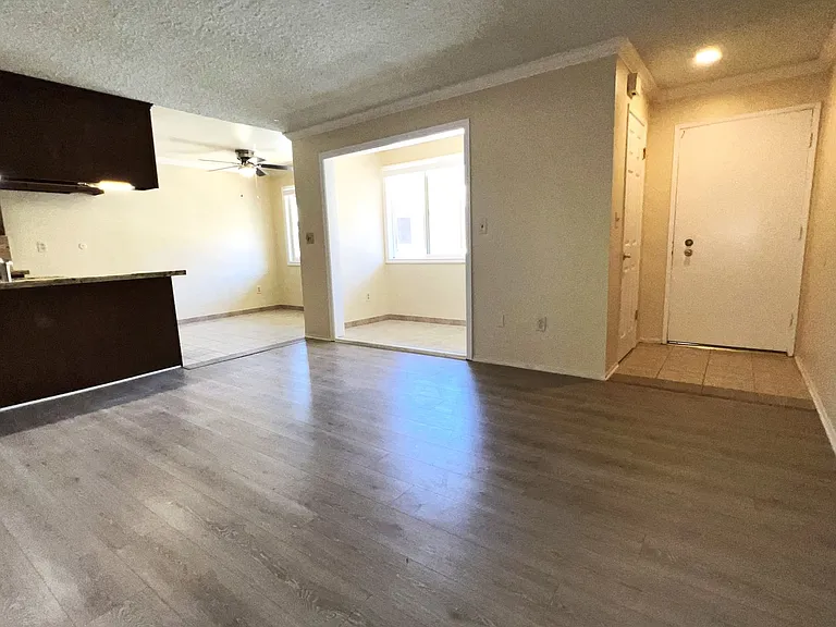 1025 W 8th St — Photo 6