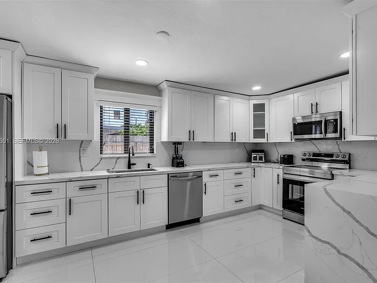 3609 SW 23rd St — Photo 4