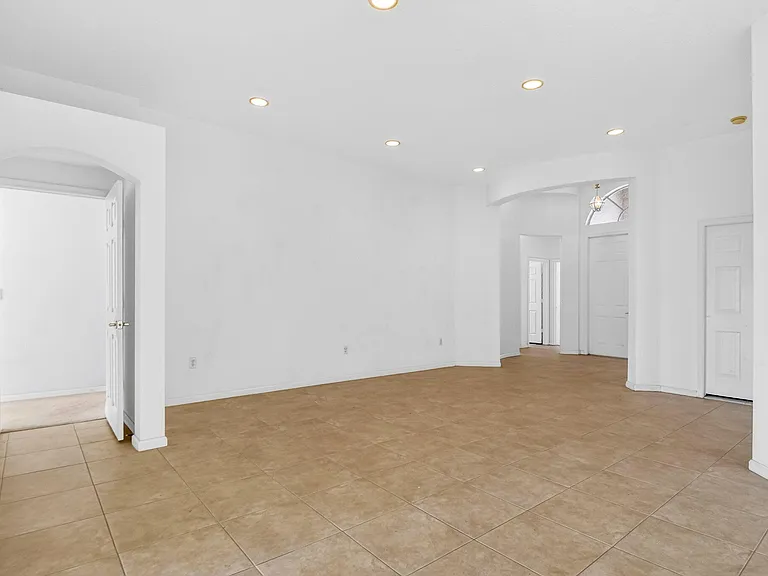 2431 Westmont Dr — Photo 8