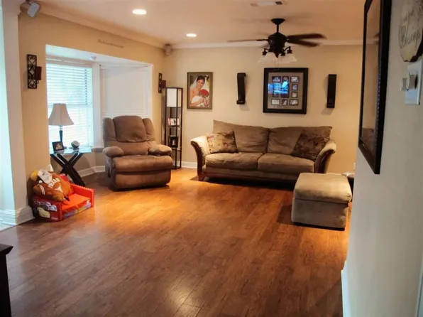5418 W Groves Cir, Groves, TX 77619