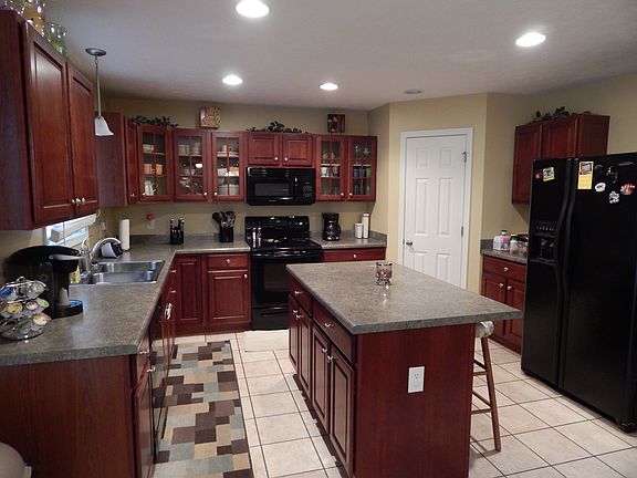 3rd image of 12 Shannon Dr