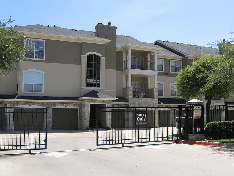 Bentley Place Apartments — Photo 7