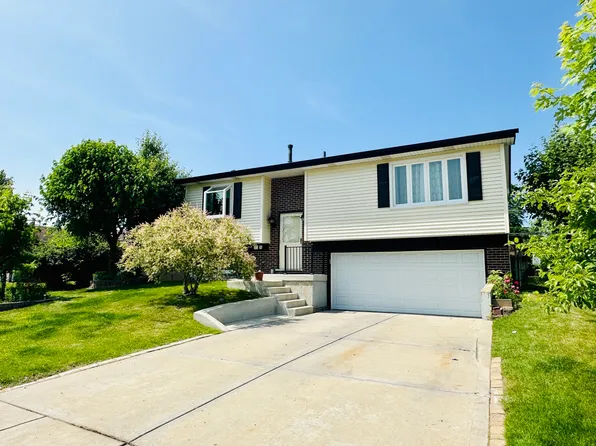 1015 Hastings Ln, Hanover Park, IL 60133