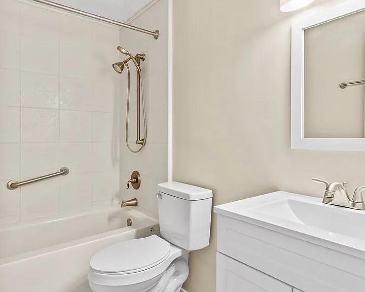 5732 S 137th St — Photo 24