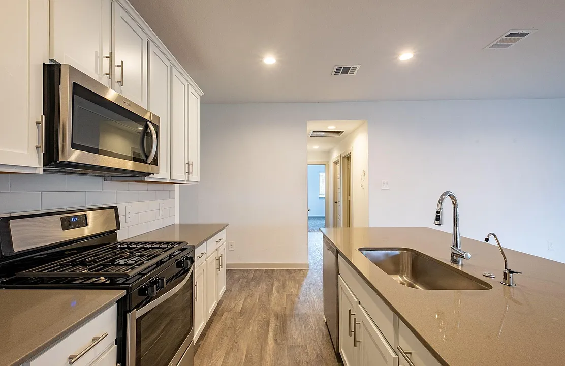 3 bed, 2.0 bath, $2,200 — Photo 4