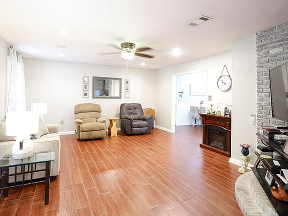 3rd image of 1199 Sherwood Dr
