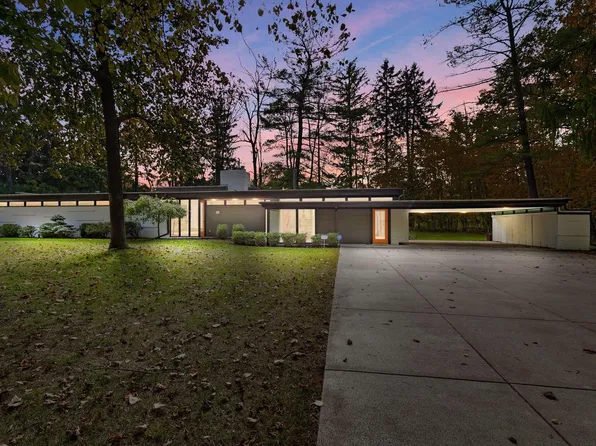 875 East Donges LANE, Bayside, WI 53217