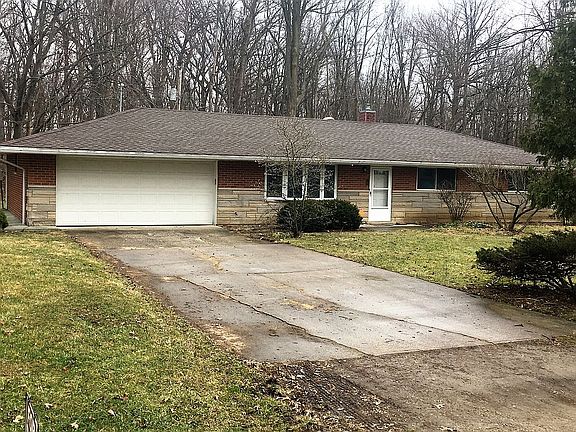 3rd image of 4842 Royal Dr