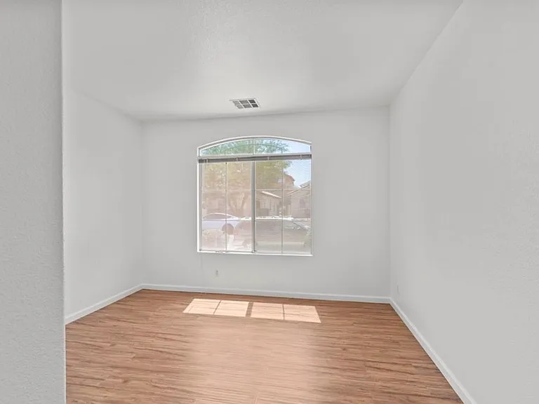 1424 Still Creek Ave — Photo 6