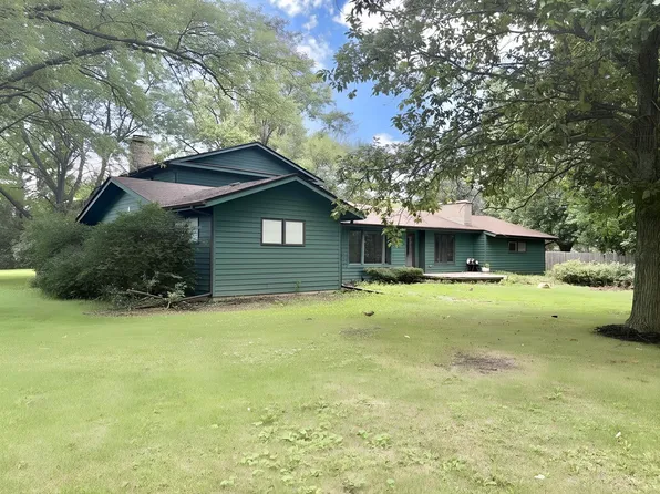 749 N Sharon Dr, Woodstock, IL 60098