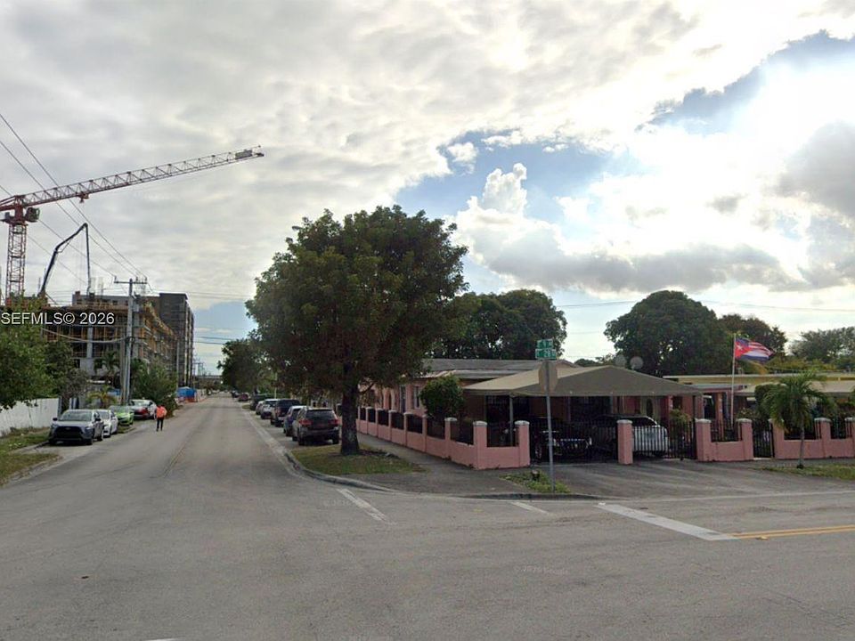1st image of 890 E 28th St