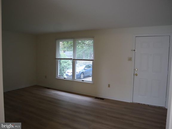 3rd image of 1108 Middle Neck Dr