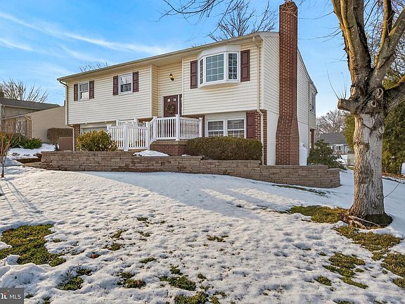 3rd image of 146 S Oak St