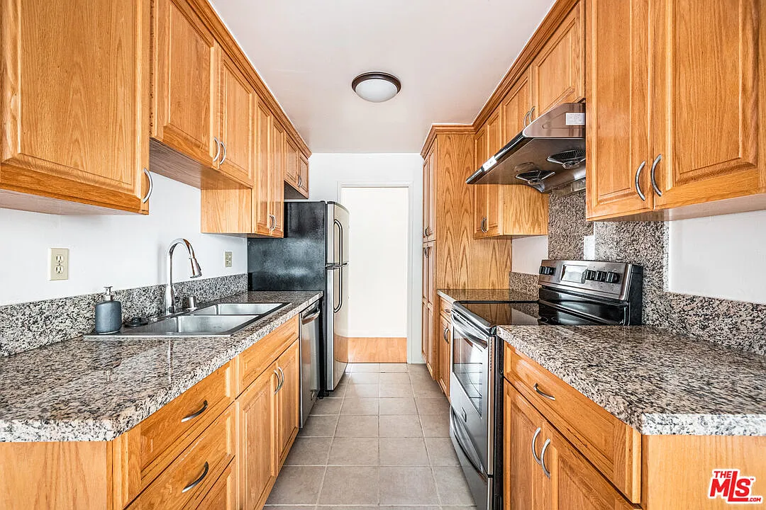 3 bed, 2.0 bath, 1200 sqft, $5,800 — Photo 4