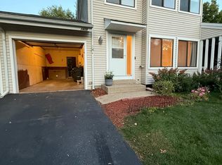 1410 N Whispering Springs Cir #1, Palatine, IL 60074