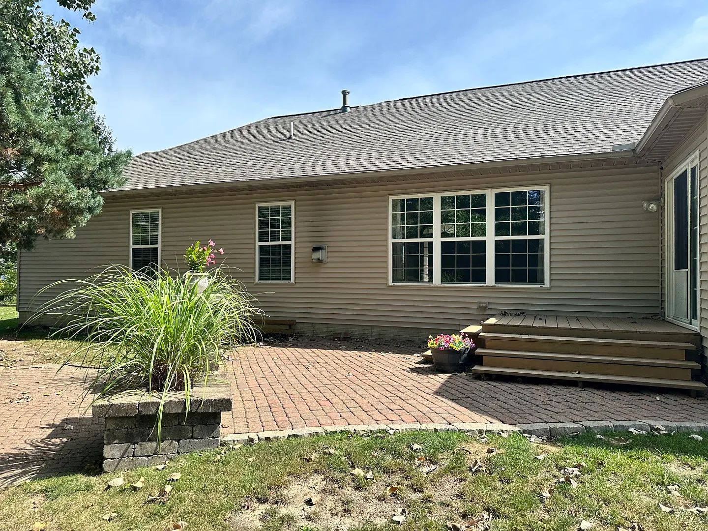 1052 Arrowhead Dr — Photo 3