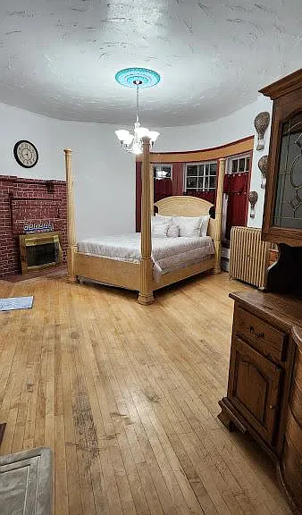 806 W Silver St — Photo 2
