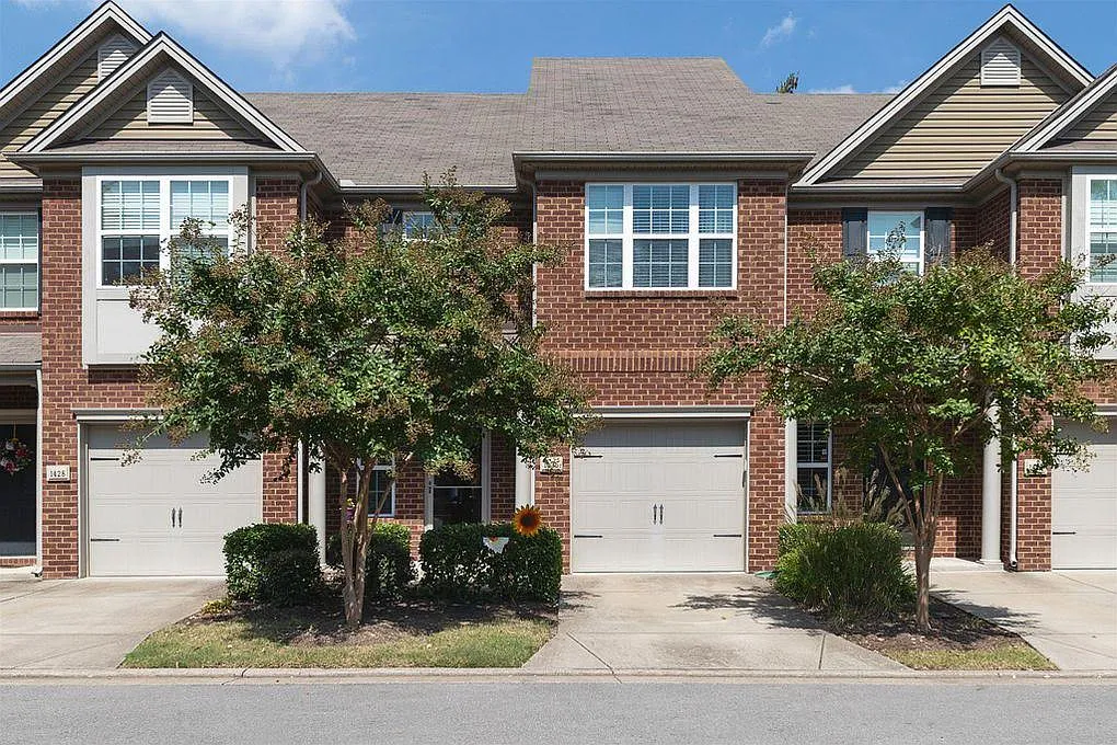 3 bed, 2.5 bath, 1567 sqft, $2,100 — Photo 1