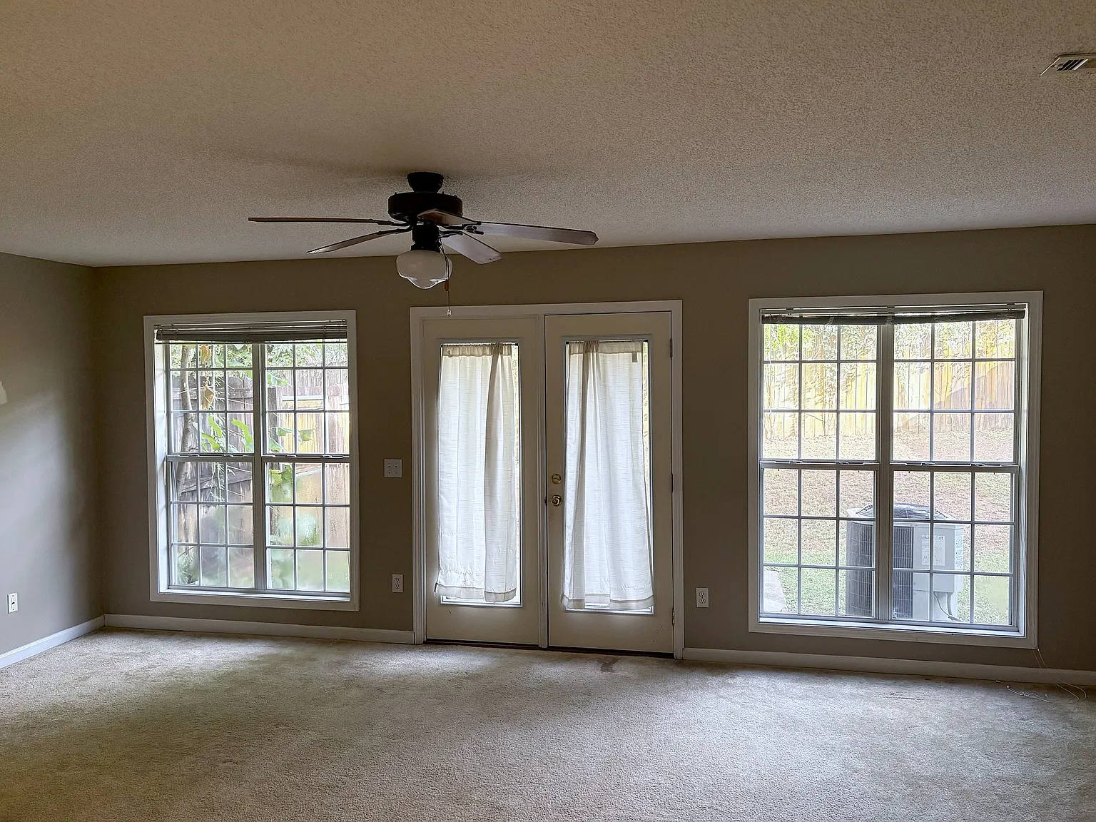 3 bed, 2.5 bath, 1493 sqft, $1,375 — Photo 4