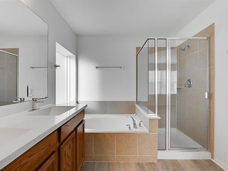 2410 Lakecrest Town Dr — Photo 17