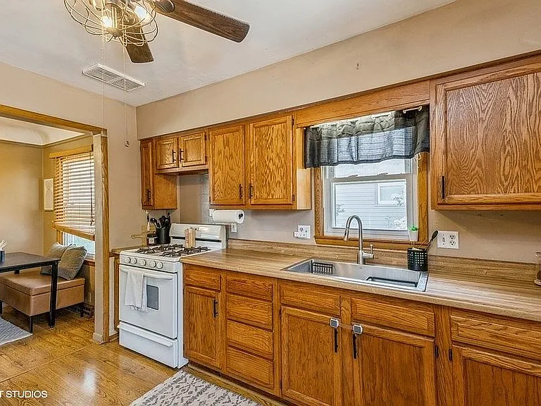 708 E Madison Ave — Photo 2