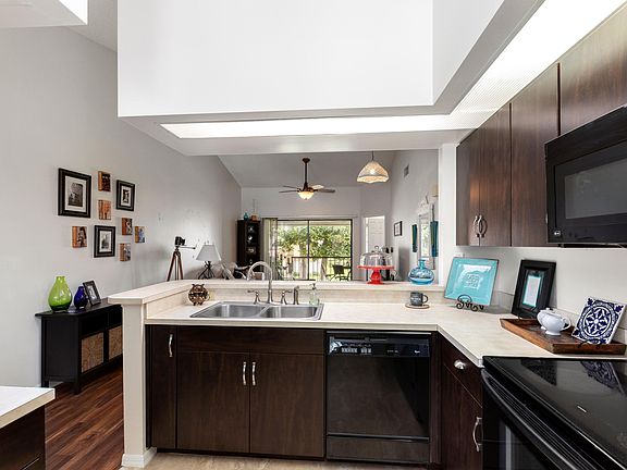 5th image of 1037 Country Club Dr #424
