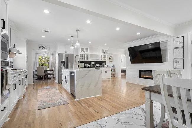 E 17th Pl S — Photo 17
