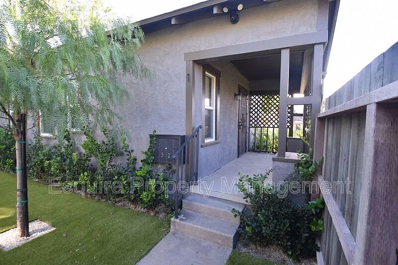 3 bed, 1.0 bath, 862 sqft, $2,550 — Photo 2