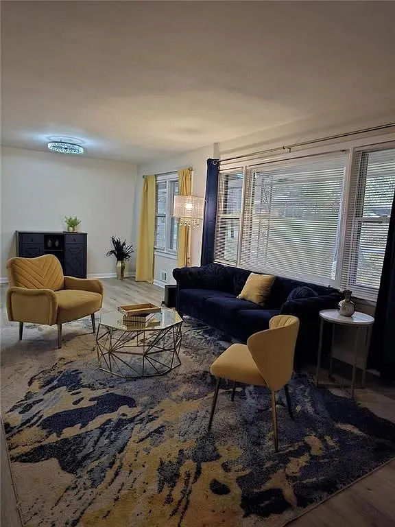 3 bed, 2.0 bath, 1527 sqft, $3,200 — Photo 2