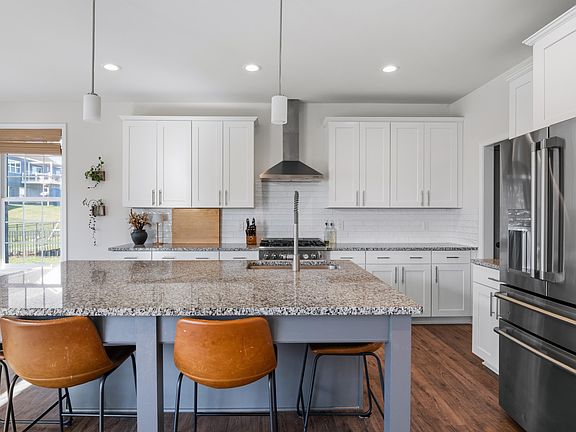 3rd image of 845 Jefferson Cir