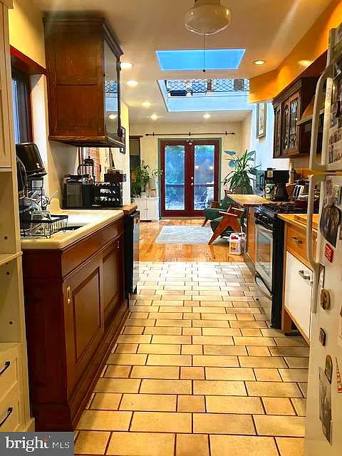 2 bed, 2.0 bath, 1975 sqft, $2,500 — Photo 4