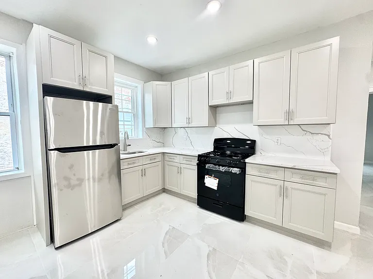 382 Avenue W #2R — Photo 1