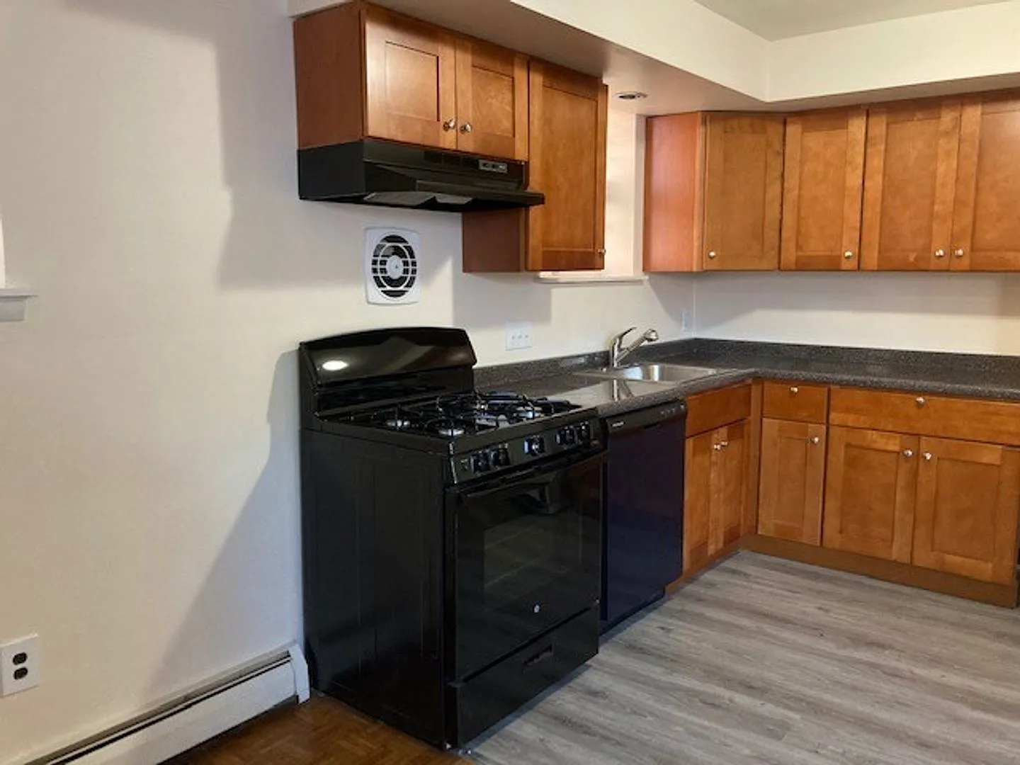 616 Unruh Avenue — Photo 4