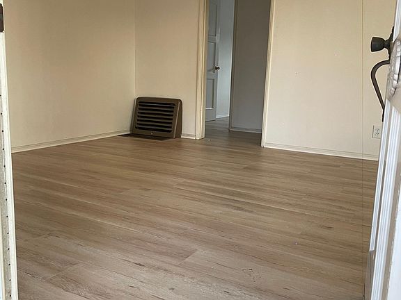 3rd image of 4458 Jasmine Ave