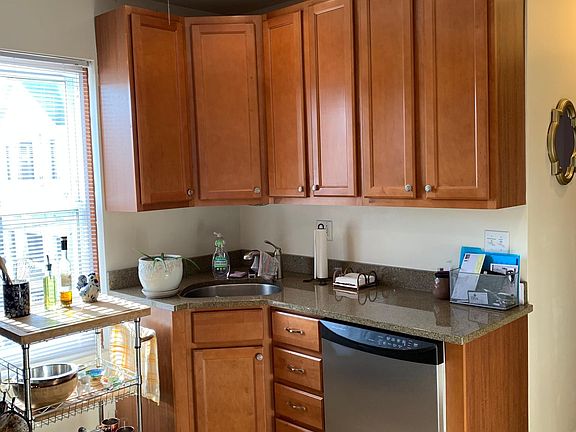 5th image of 1918 W Wolfram St #2R