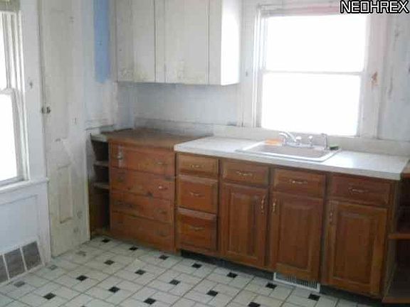 4th image of 19803 Tyronne Ave