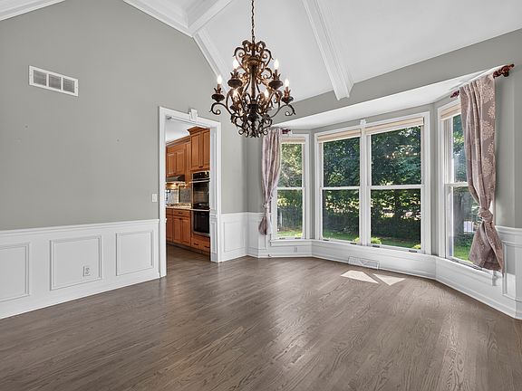 5th image of 305 Windsor Cir