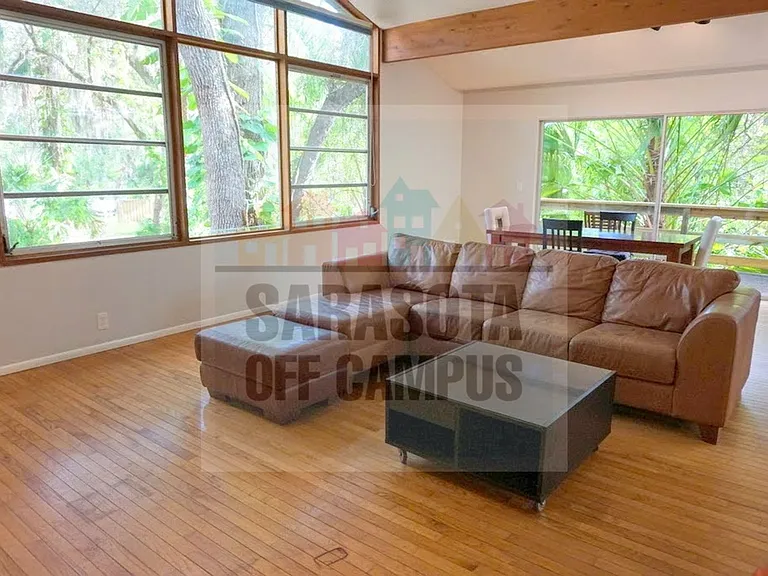 1313 46th St — Photo 2