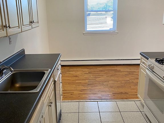 2nd image of 105 Rockland Ave