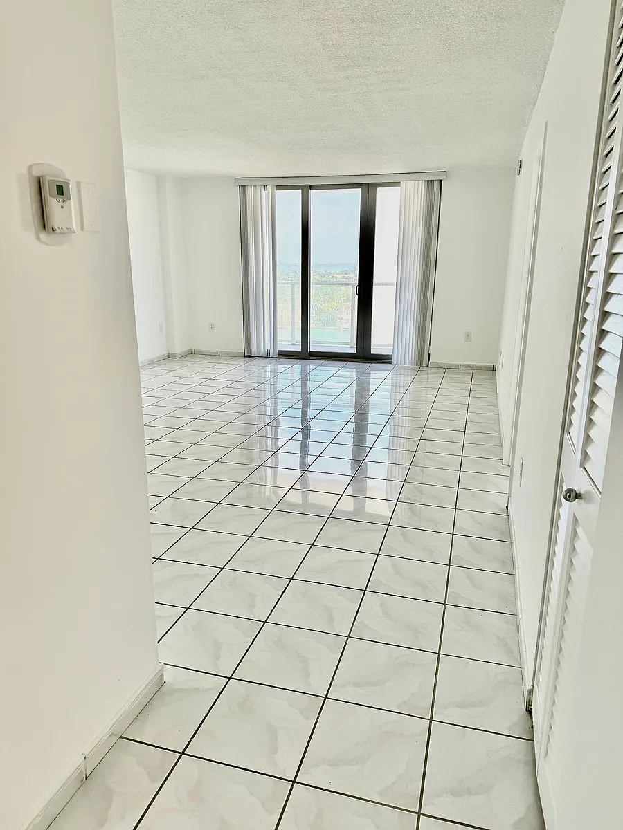 Building Photo - 5701 Collins Ave #1011