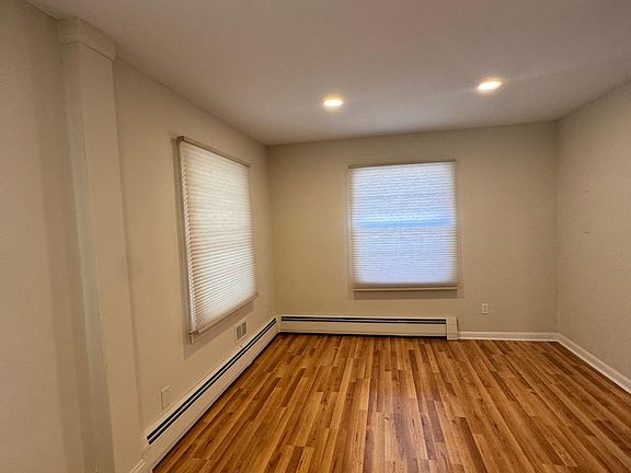 5th image of 935 Reservoir Ave