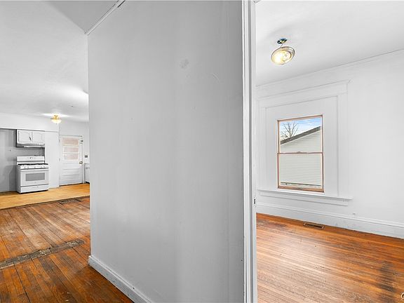 4th image of 102 Mechanic St