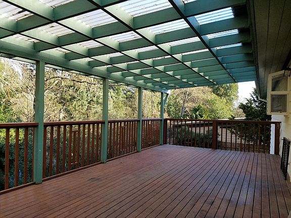 Entertainment deck