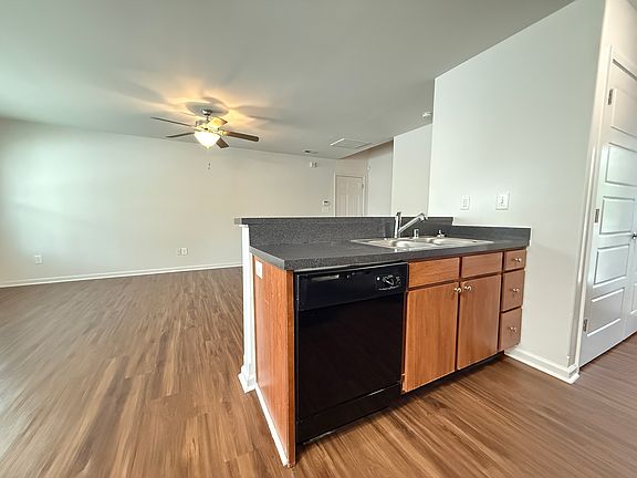 5th image of 401 White Oak Trce