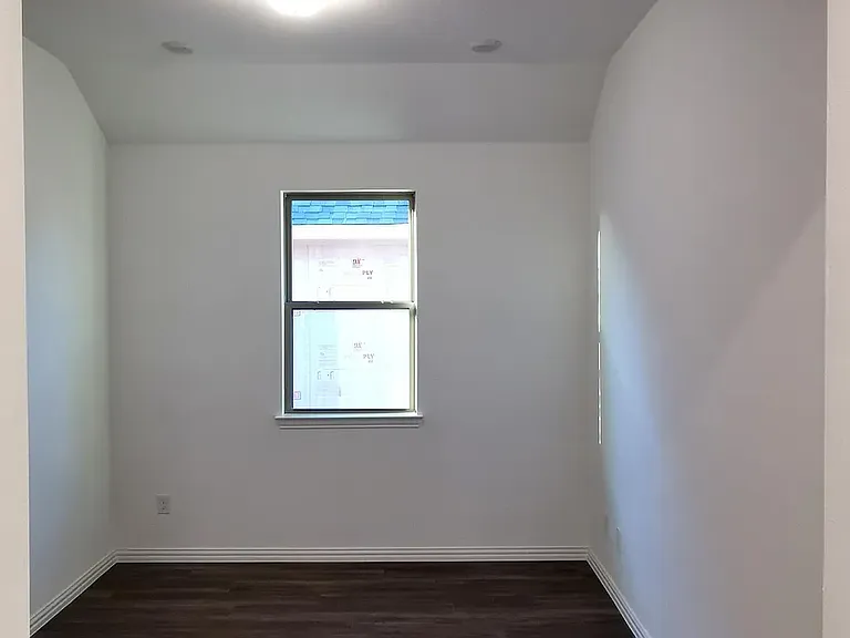 2405 Lovegrass Ln — Photo 10