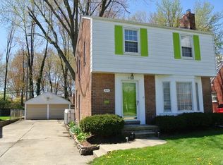 593 Vernier Rd, Grosse Pointe Woods, MI 48236