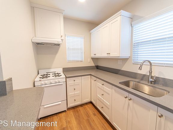 5th image of 453 Gaviota Ave APT D